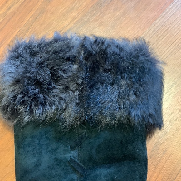COPY - UGG Black Suede Fur Trimmed Boots, Black Trim Sz 8 lightly worn and so s… - Picture 4 of 5